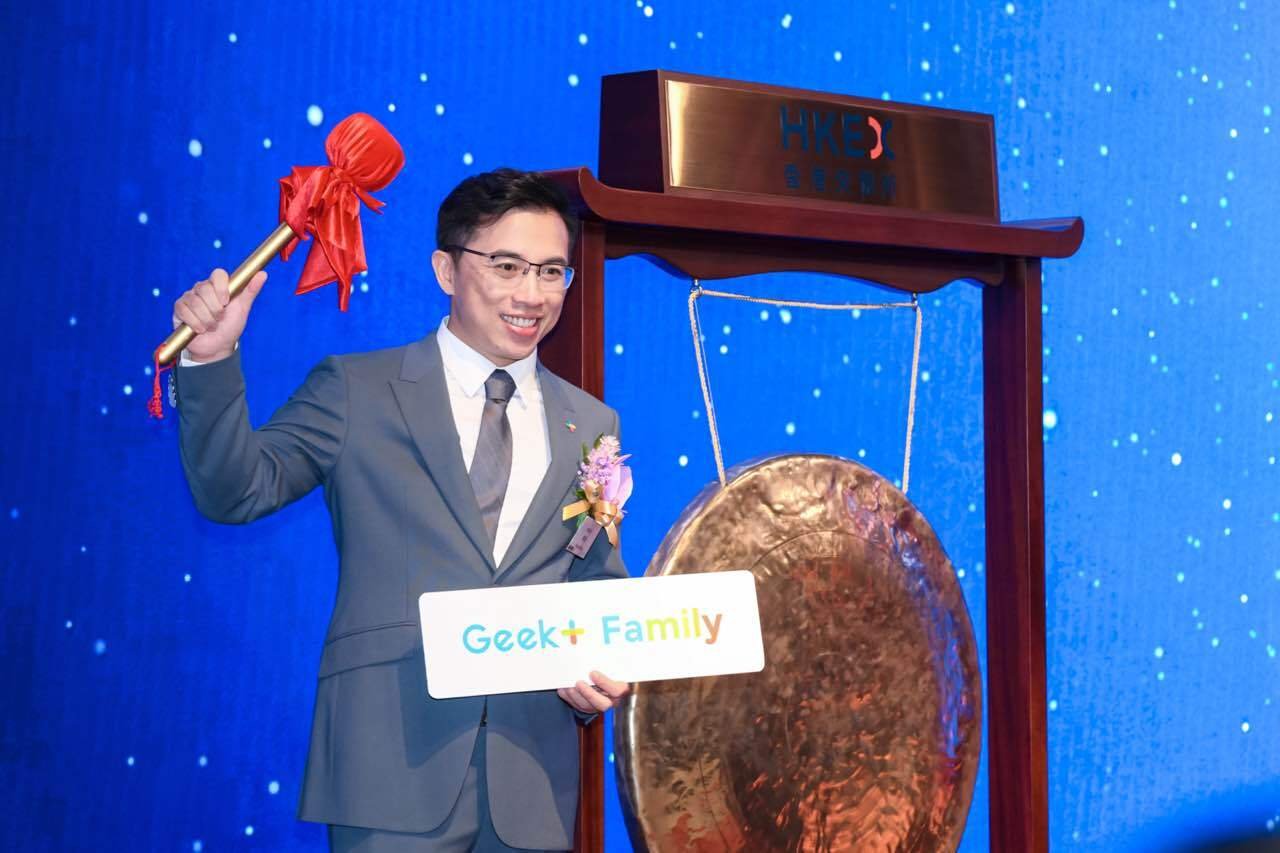 Yong ringing the bell