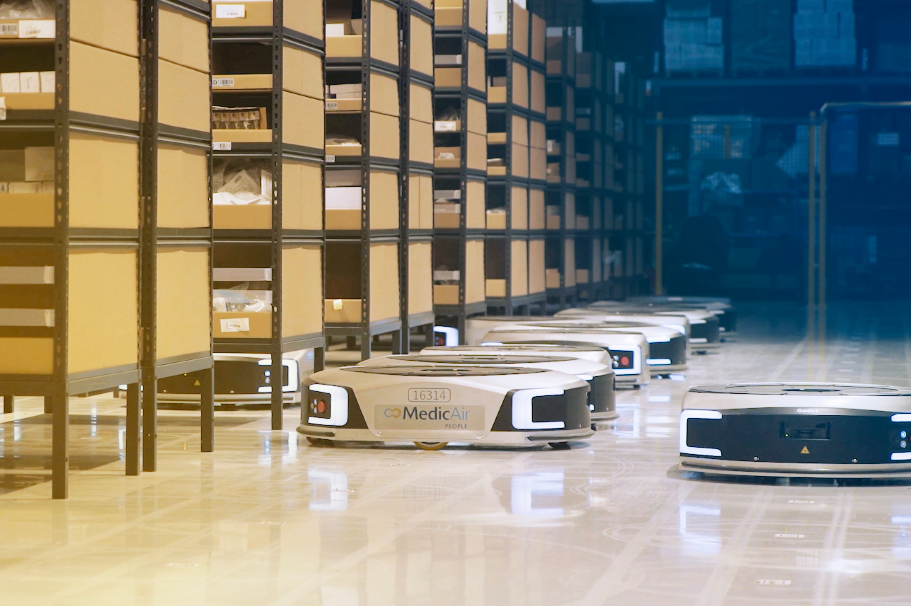Geekplus' plank-tot-persoon robots, klaar voor de gezondheidszorg met MedicAir Group