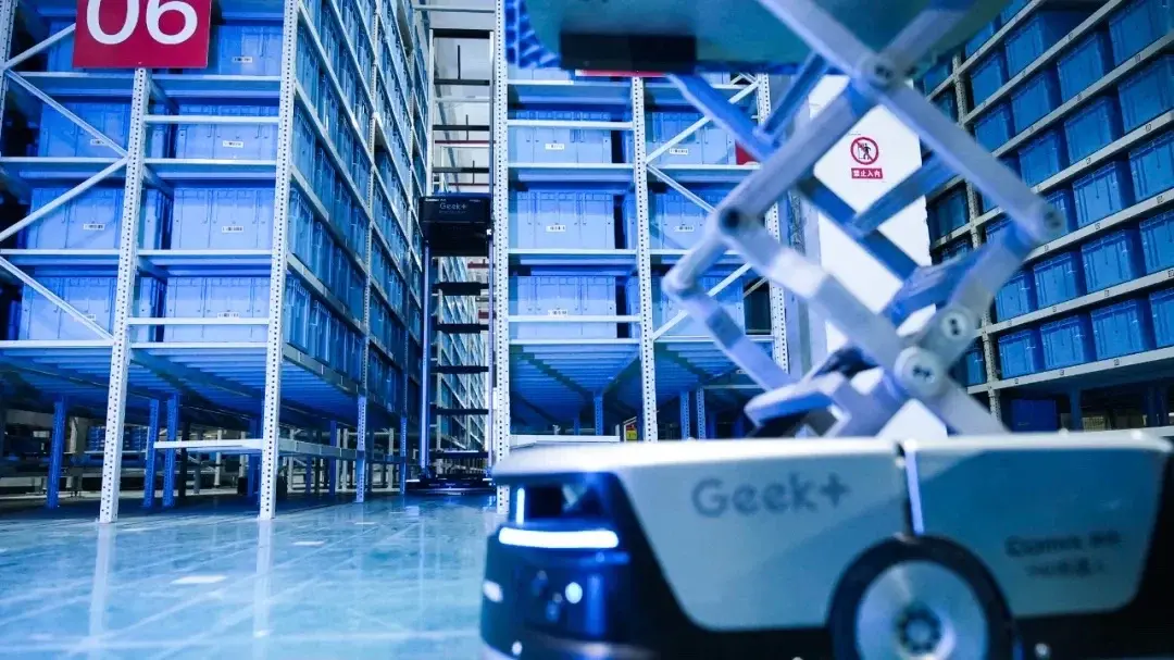 Geek+ and Comix Introduce the First Robot Fleet Solution in Enterprise Services